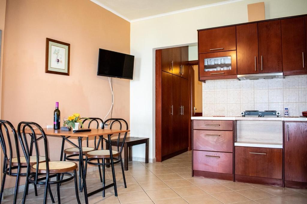 Takis & Eirini Family Apartments Перама Экстерьер фото