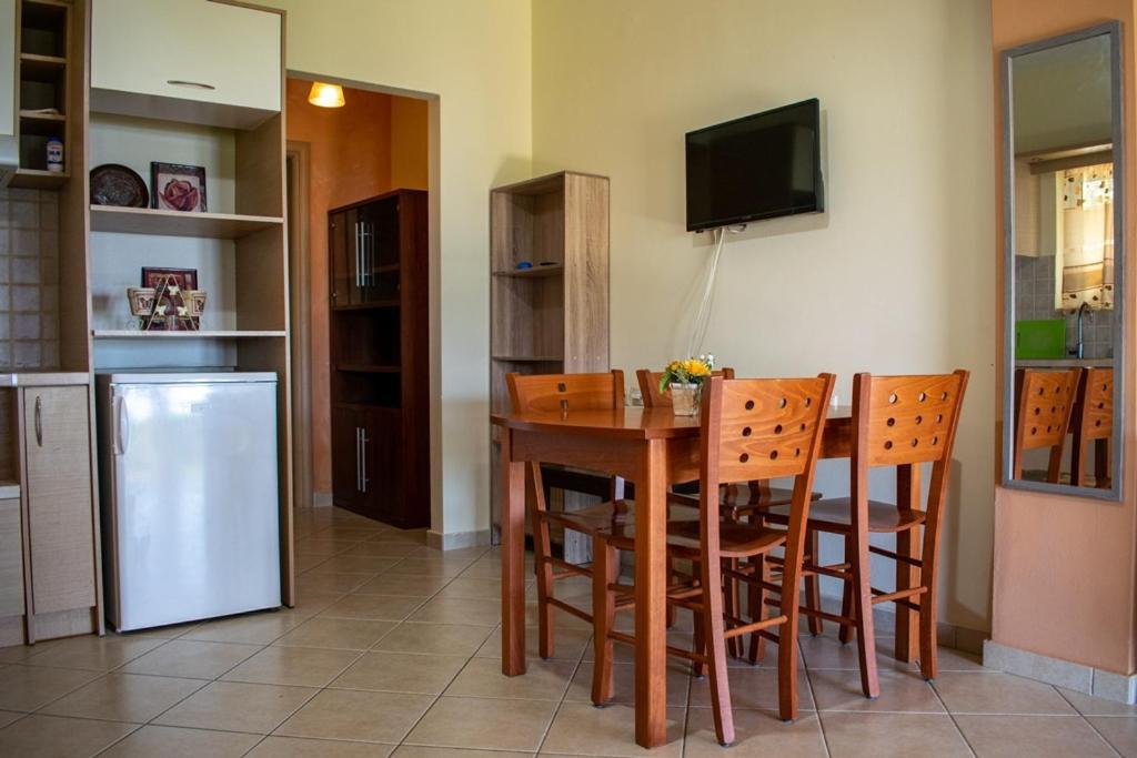Takis & Eirini Family Apartments Перама Экстерьер фото