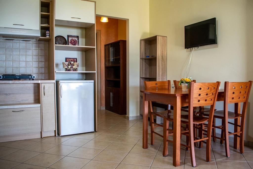 Takis & Eirini Family Apartments Перама Экстерьер фото